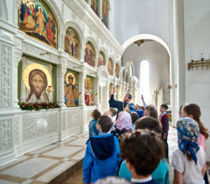 Храм на Волжском посетили учащиеся городских школ района