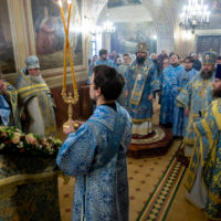 Викарий совершил литургию в храме Живоначальной Троицы в Карачарове