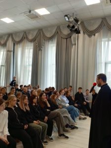 В школе "Кузьминки" школьники встретились со священником