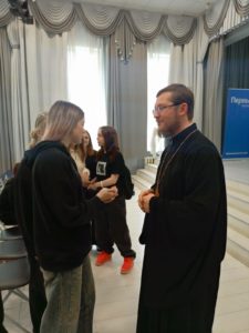 В школе "Кузьминки" школьники встретились со священником