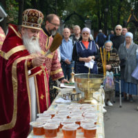 В день Изнесения Честны́х Древ Животворящего Креста Господня