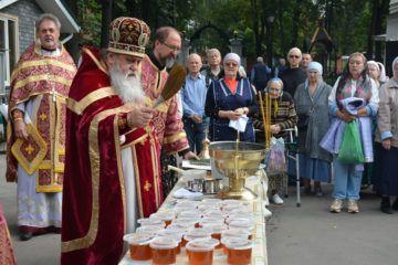 В день Изнесения Честны́х Древ Животворящего Креста Господня