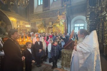 Хор Петропавловской воскресной школы спел на воскресной литургии