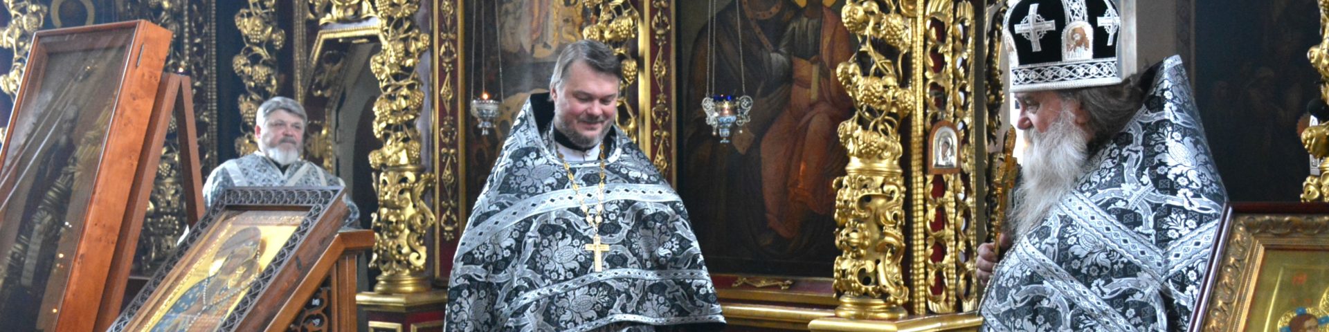 Благочинный совершил первую литургию Преждеосвященных Даров