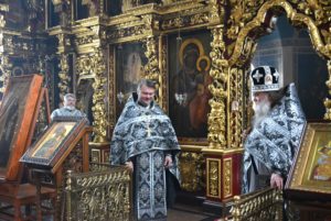 Благочинный совершил первую литургию Преждеосвященных Даров