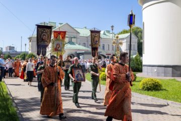 В храме на Волжском встретили престольный праздник