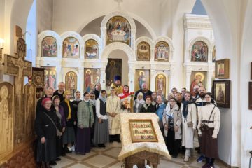 В храме на Волжском на литургии пел народный хор