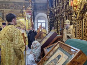 Викарий совершил Божественную литургию в Петропавловском храме в Лефортове