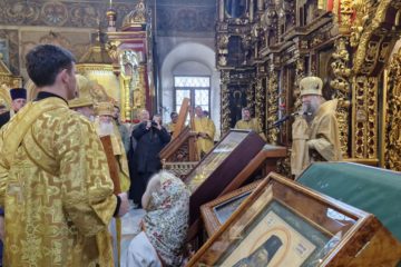Викарий совершил Божественную литургию в Петропавловском храме в Лефортове